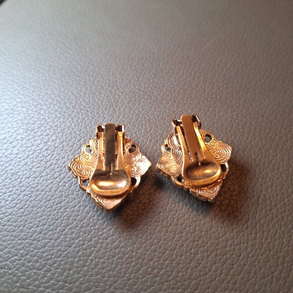 Clip On Earrings Faux Pearl Filigree Design Vintage Gold Tone Classy 1 Inch - Picture 6 of 7